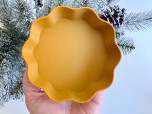 Load image into Gallery viewer, Festive Gold Pie Pan Bio Mold
